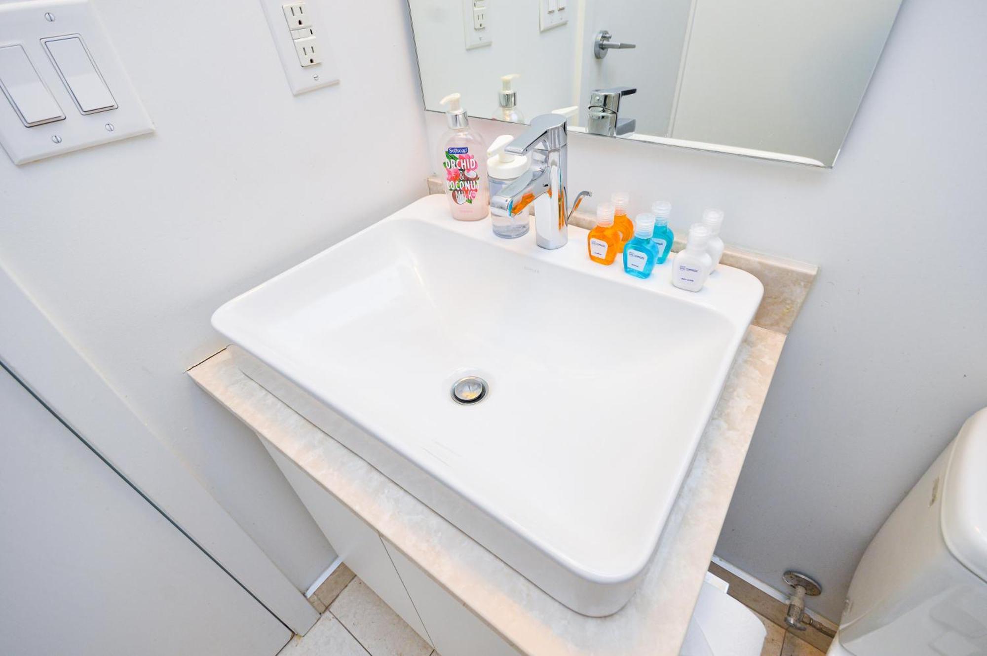 Downtown Toronto Condo Near Cn Tower, Scotiabank Arena, Rogers Centre, Union Station Extérieur photo