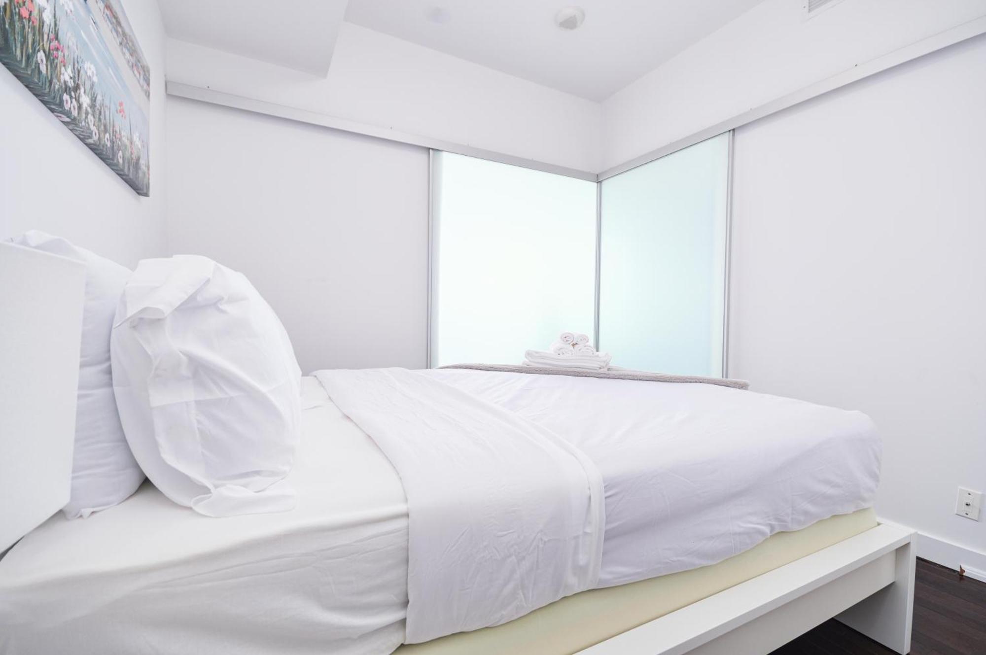 Downtown Toronto Condo Near Cn Tower, Scotiabank Arena, Rogers Centre, Union Station Extérieur photo