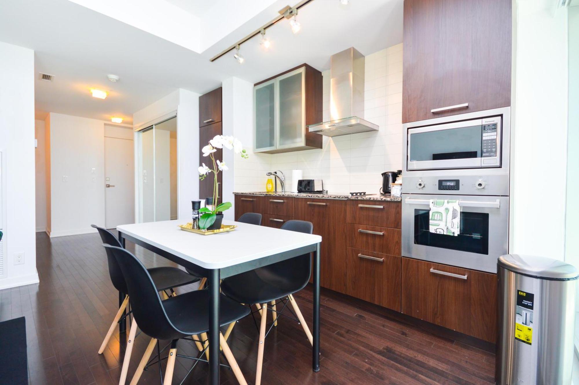 Downtown Toronto Condo Near Cn Tower, Scotiabank Arena, Rogers Centre, Union Station Extérieur photo