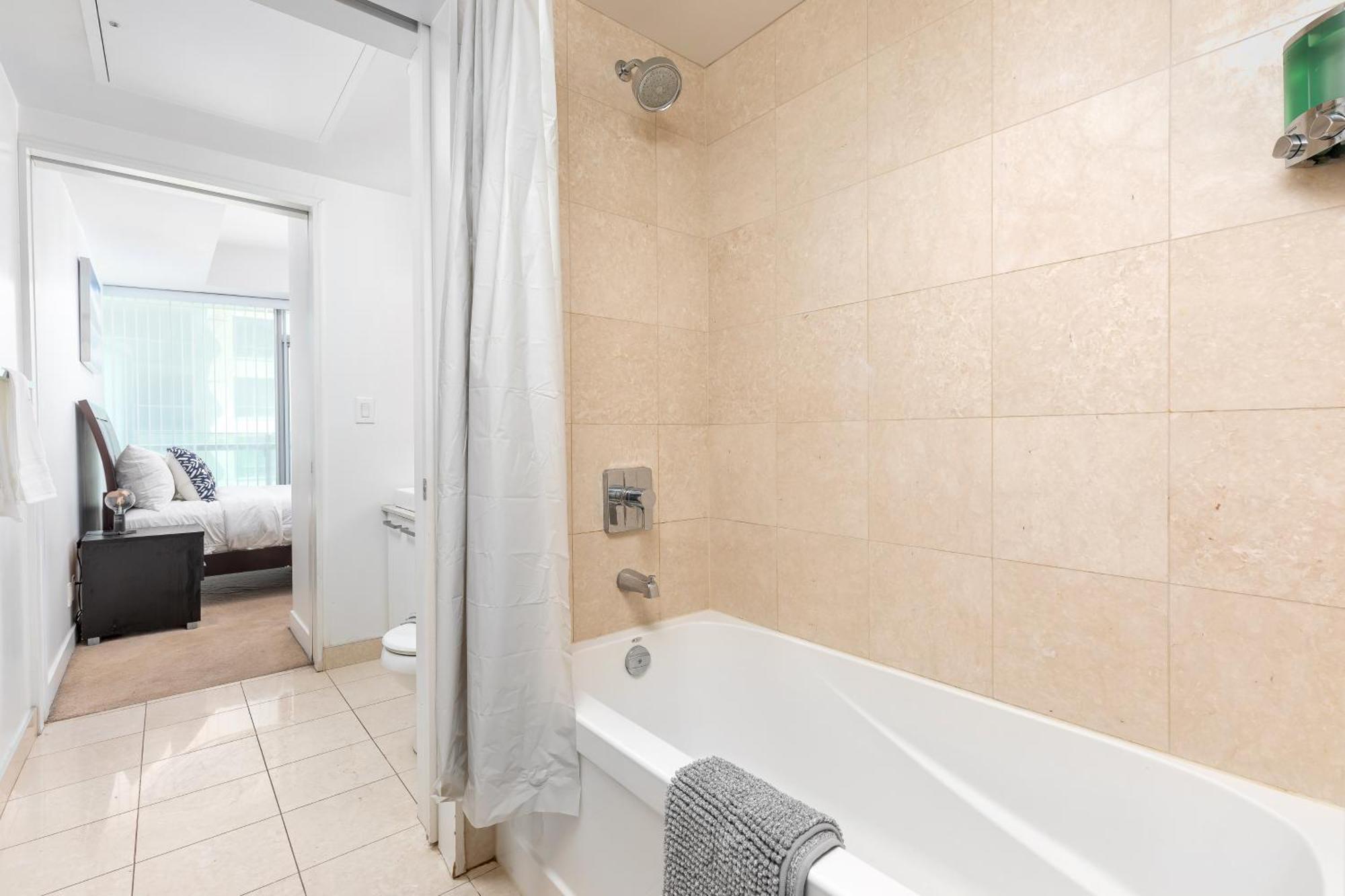Downtown Toronto Condo Near Cn Tower, Scotiabank Arena, Rogers Centre, Union Station Extérieur photo